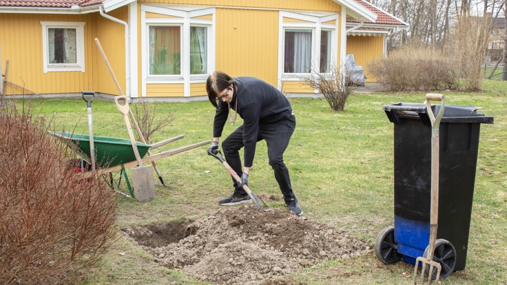 Deltagare som gräver ute på gården